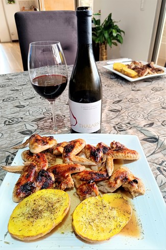 Con unas alitas de pollo BBQ con papas al horno