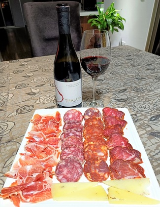 Con el surtido de queso de oveja trufado, embutidos y jamón ibéricos.