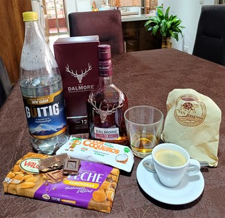 Con un café de Galápagos, un helado de coco y un chocolate con almendras.