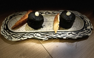 Donete de longaniza de Graus y sepia en tempura negra