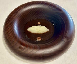 Tartar de calamar con caldo de cebolla y sauce y miso de nueces.