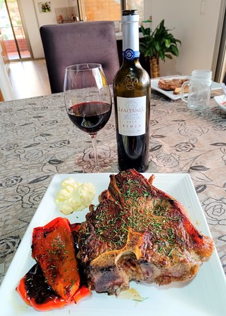 Con un Porterhouse al romero con pimientos y all-i-oli