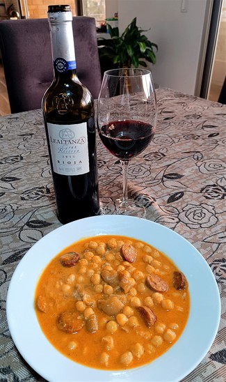 Con unos exquisitos garbanzos con manitas de cerdo y chorizo.