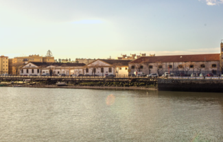 Bodega sobre el río