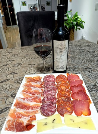 Con nuestro surtido de queso trufado, embutidos y jamón ibéricos