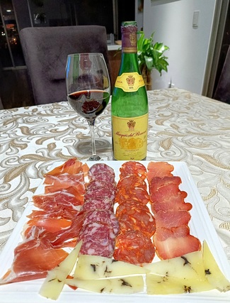 Con nuestro surtido de queso trufado, embutidos y jamón ibéricos
