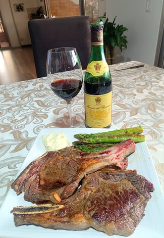 Con unos Ribeyes con trigueros y all-i-oli