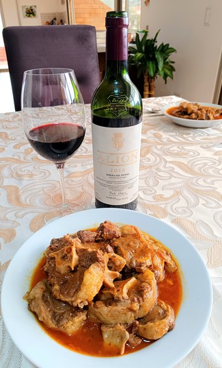 Con un suculento rabo de toro.
