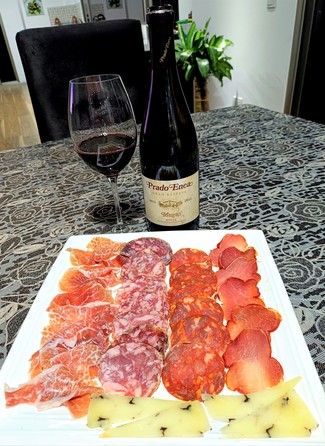 Con el surtido de queso manchego trufado, embutidos y jamón ibéricos