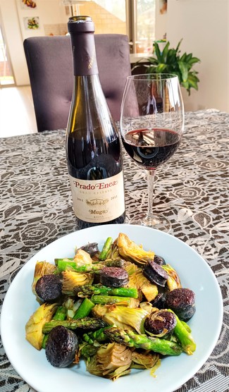 Con unas alcachofas con trigueros y morcilla negra.