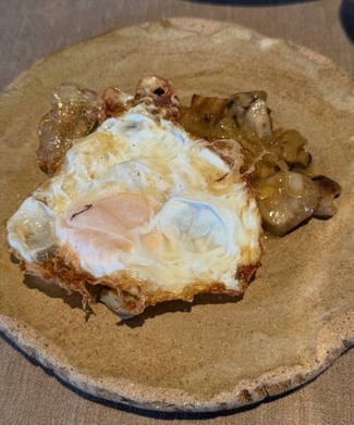 Huevo frito con boletus