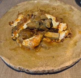 Huevo frito con boletus