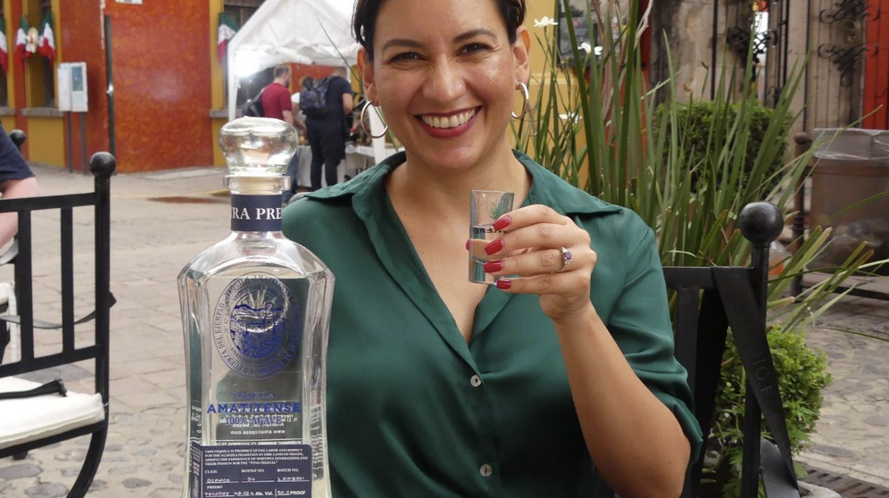 La tequilera Ileana Partida, directora general de Tequila Amatitense, donde Jimmy Villalobos elabora su original Entre Manos