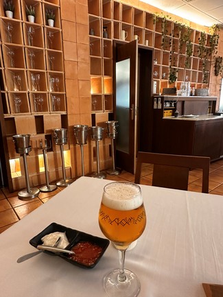 bebida y copas de vino