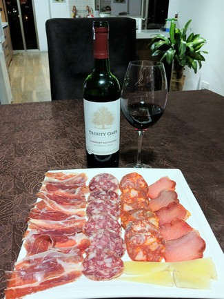 Con nuestro surtido de queso manchego trufado, embutidos y jamón ibéricos.