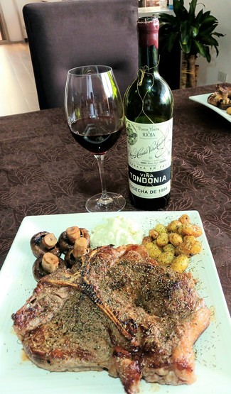 Con un Porterhouse al tomillo con portobellos, papas criollas y all-i-oli.