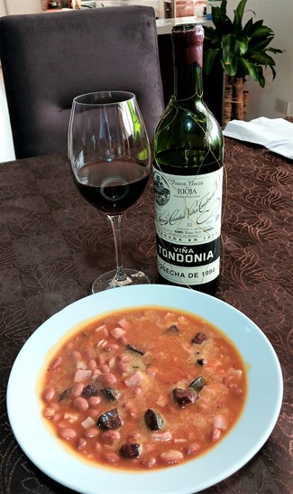 Con unas alubias pintas con tocino y morcilla.