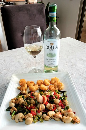 Con el salteado de vieiras y las gambas rebozadas