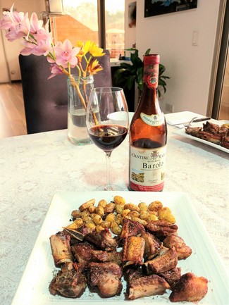 Con unas costillas de cerdo al tomillo con papas chaucha