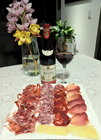 Con nuestro surtido de queso manchego al romero, embutidos y jamón ibéricos.