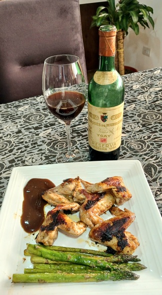 Con una alitas de pollo al horno en salsa BBQ