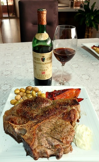 Con un porterhouse al tomillo con papas chaucha, pimiento y all-i-oli