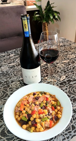 Con unos garbanzos con tocino y morcilla.