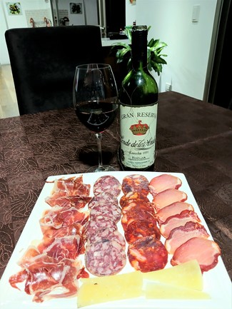 Con surtido de queso curado al romero, embutidos y jamón ibéricos