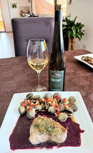 Con un lomo de albacora al eneldo en salsa de frutos del bosque y unas almejitas salteadas