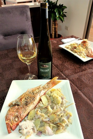 Con un pargo rojo al horno con patatitas
