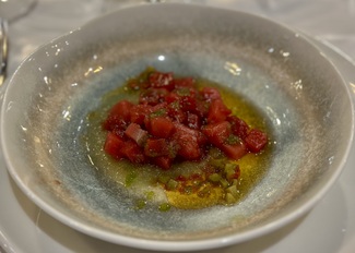 Atún rojo con gelee de pepino, cilantro y aceite de salicornia