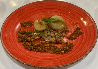 Vieira braseada, coliflor y vinagreta de lentejas.