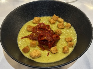 Pimientos de Navarra, sobre su crema y pesto de limón