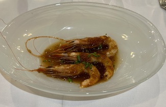 Gamba blanca con salsa de ajo negro y palo cortado