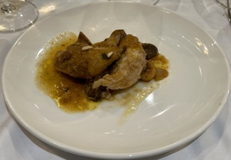 Picantón en su salsa, estofado de níscalos y judiones de La Granja