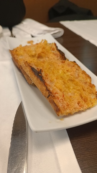 Pan de coca con tomate