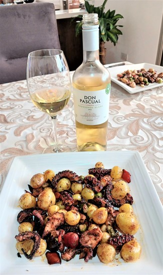 Con un salteado de pulpo a la plancha con mellocos y ajitos.