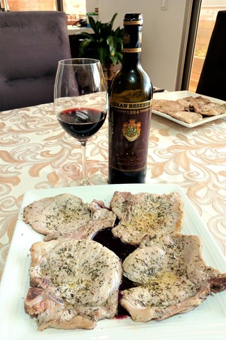 Con unas chuletitas de cerdo al tomillo sobre salsa de frutos rojos