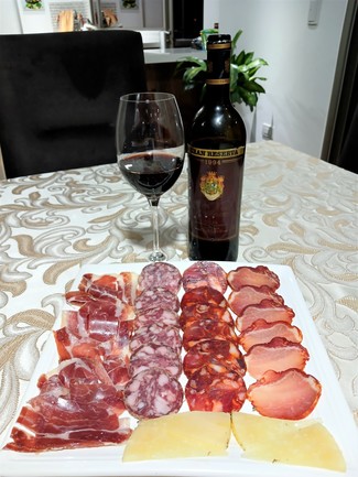 Con nuestro habitual surtido de queso curado de oveja, embutidos y jamón ibéricos