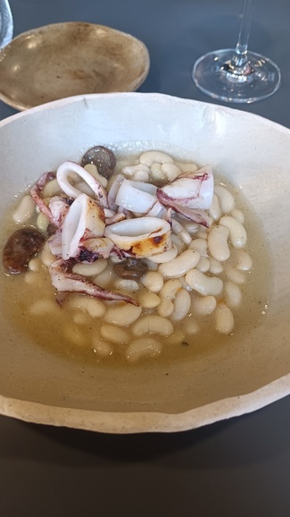 Estofado de judias del ganxet y calamar de epotera