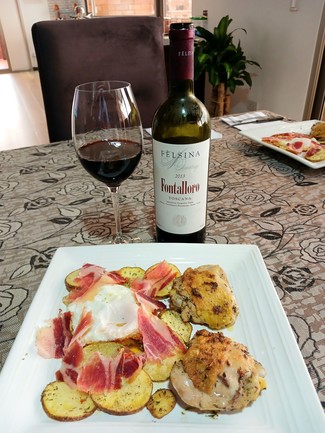 Con unos contramuslos de pollo de corral y un huevito roto con jamón.