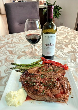 Con un Porterhouse de 1 Kg al romero con pimiento, trigueros y all-i-oli.