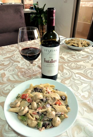 Con unos penne rigatti con champiñones y trufa negra.