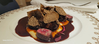 Liebre a la royal, su rable, trufa melanosporum y cremoso de chirivia