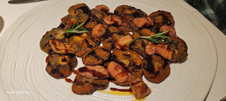 Salteado de niscalos con dados de  foie-gras. (Plato del dia)