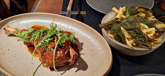 Paletilla de cordero lechal confitado y acabado a la brasa con patatas fritas y pimientos