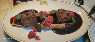 Lomo de ciervo con su salsa, cremoso de castaña y remolacha