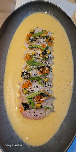 Tiradito de pez limón salvaje con leche de tigre oriental, algas marinas, raifort y aguacate flameado