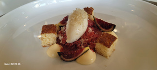 Pastel de higos y helado de hoja de higuera