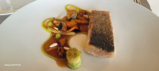 Lubina en un ragú de setas y verduras